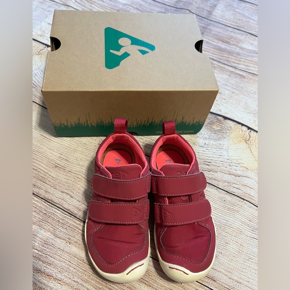 Plae girls shoes size 8 in GUC